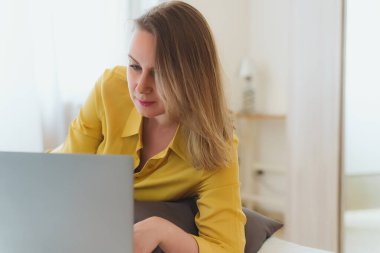 Kadın yatak odasındaki bilgisayarda çalışıyor..