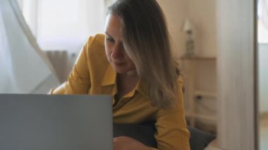 Kadın yatak odasındaki bilgisayarda çalışıyor..