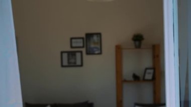 Kadın pencerenin önünde dururken yaz melteminin tadını çıkarıyor..