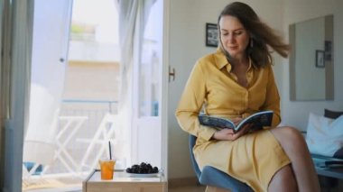 Dergisi olan kadın tatilinin tadını çıkarıyor..