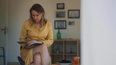 Dergisi olan kadın tatilinin tadını çıkarıyor..