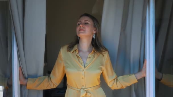 Kadın Pencerenin Önünde Dururken Yaz Melteminin Tadını Çıkarıyor — Stok video