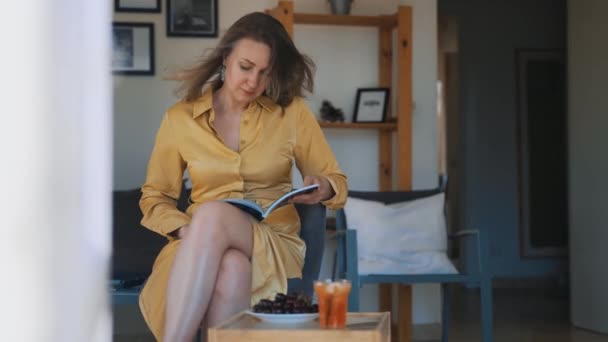 Woman Magazine Enjoys Her Vacation Home — Vídeo de Stock