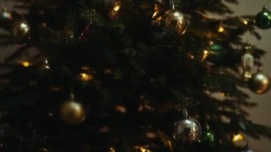 Topları ve süslemeleri olan Noel ağacı..
