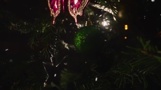Χιονισμένο Χριστουγεννιάτικο Δέντρο Μπάλες Και Διακοσμήσεις — Αρχείο Βίντεο