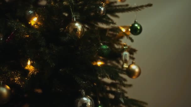 Árbol Navidad Con Bolas Decoraciones — Vídeo de stock