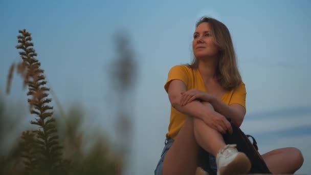 Woman Tourist Backpack Resting Sunset — Vídeo de Stock