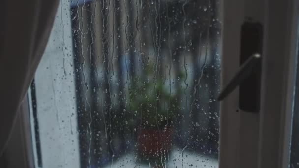 窓の外に大雨 悪天候 — ストック動画