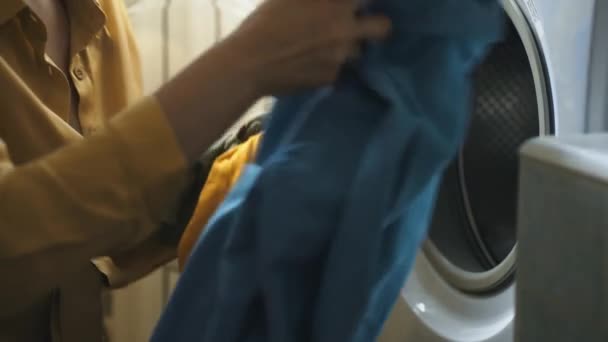 Femme Chargement Des Vêtements Dans Machine Laver — Video