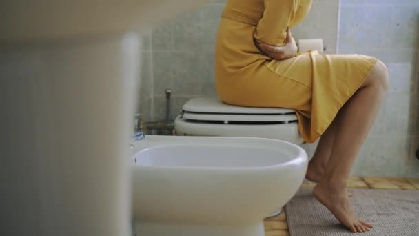 Неузнаваемая Женщина Туалете Болью Животе — стоковое видео