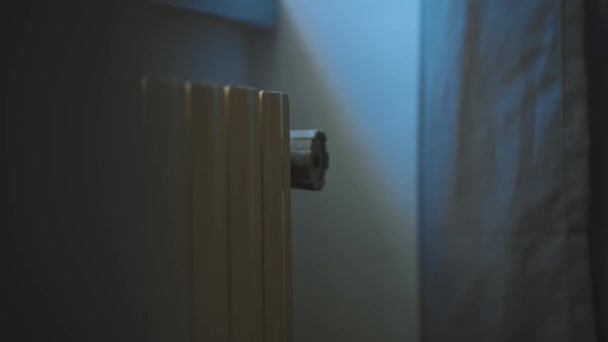 Kvinnlig Handjusterande Termostat För Att Sätta Kylarvärmaren Hemma — Stockvideo