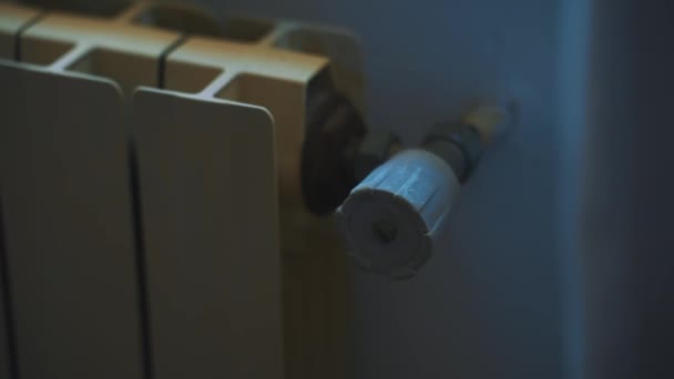 女性手动调节恒温器 打开家里的散热器 — 图库视频影像
