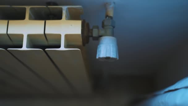 Weibliche Hand Stellt Thermostat Ein Die Heizkörperheizung Hause Einzuschalten — Stockvideo