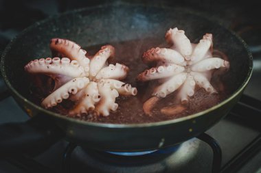 Kızartma tavasında küçük ahtapotlar pişirmek.