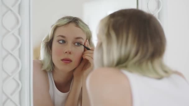 Teenage Girl Doing Makeup Black Eyeliner — Stock videók