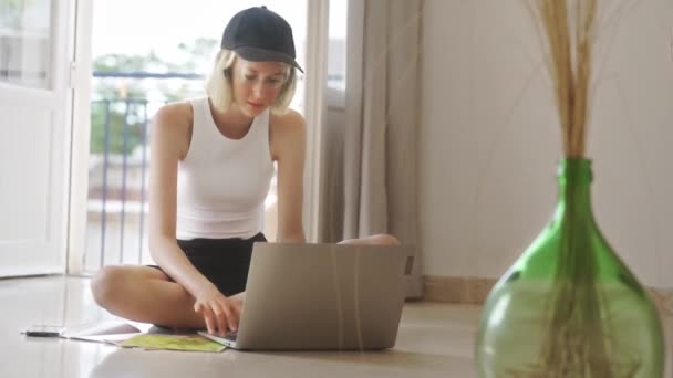Teenage Girl Doing Her Homework Laptop — Video Stock