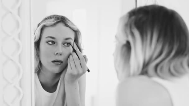 Teenage Girl Doing Makeup Black Eyeliner — Video Stock
