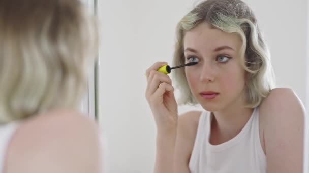 Teenage Girl Applying Black Mascara Lashes — Αρχείο Βίντεο