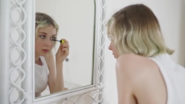 Teenage Girl Applying Black Mascara Lashes — Vídeo de Stock