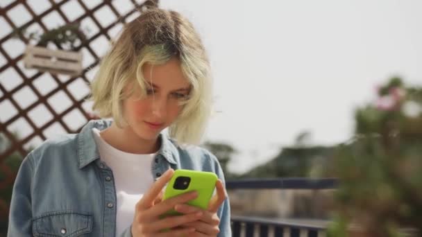 Дівчина Телефоном Концепція Залежності Від Соціальних Мереж — стокове відео
