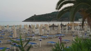 Scauri, İtalya 'da kumsalda güneşlik ve şemsiyeler.