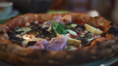 Pizza kapriciosa. Jambonlu pizza, zeytin, mantar ve enginar..