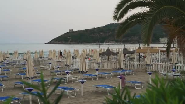 Sonnenliegen Und Sonnenschirme Strand Scauri Italien — Stockvideo