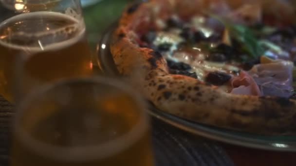 比萨辣椒酱 配火腿 蘑菇和洋蓟的比萨 — 图库视频影像