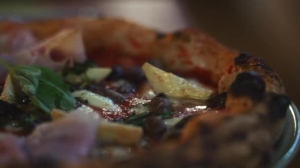 Pizza Capricciosa Pizza Szynką Oliwkami Grzybami Karczochami — Wideo stockowe