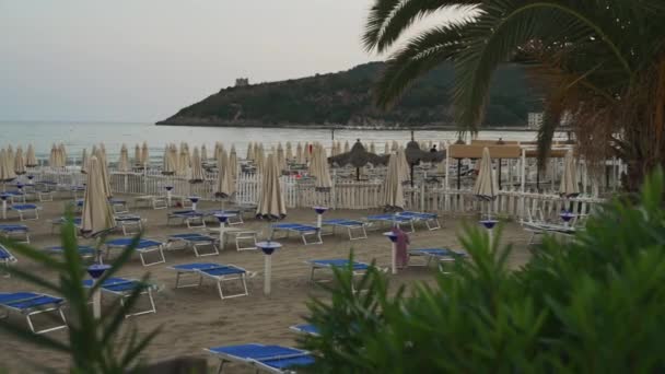 Шезлонги Зонтики Пляже Скаури Италия — стоковое видео