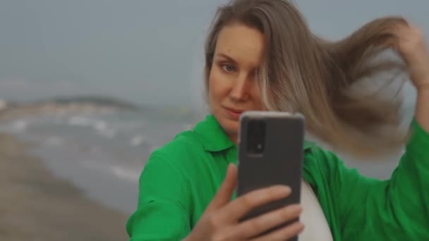 Woman Takes Selfie Seashore Vacation — Vídeo de stock