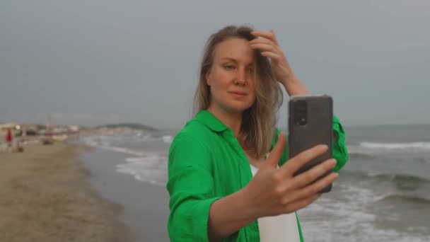 Woman Takes Selfie Seashore Vacation — Vídeo de stock
