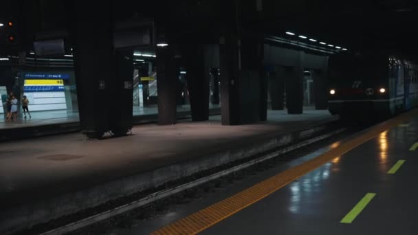 ナポリ イタリア 2022 地下鉄での列車 — ストック動画