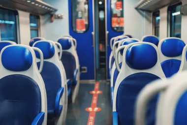 Çift katlı trenin iç görünümü.