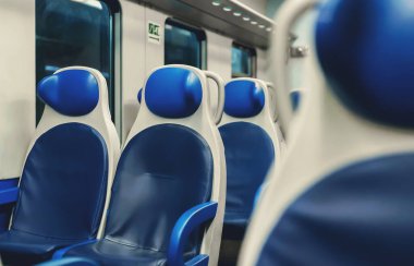 Çift katlı trenin iç görünümü.