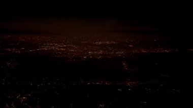 Napoli 'nin gece uçaktan görünüşü.