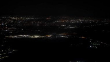 Napoli 'nin gece uçaktan görünüşü.
