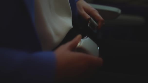 女性は飛行機のシートベルトを締める — ストック動画