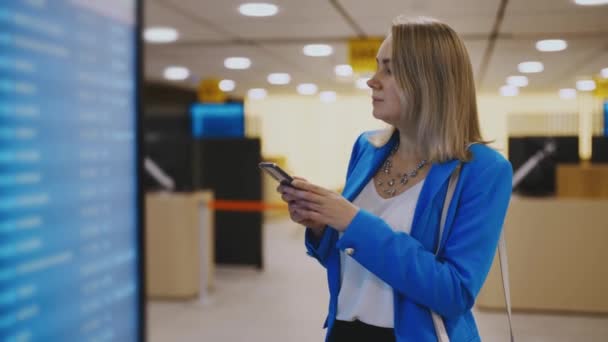 Woman Business Suit Checking Her Flight Airport — Vídeo de Stock