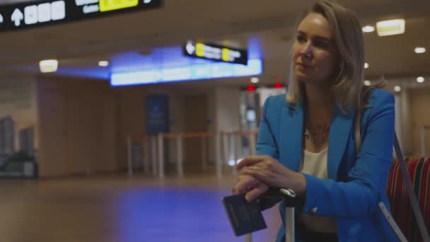 Žena Americkým Pasem Čeká Svůj Let Letišti — Stock video