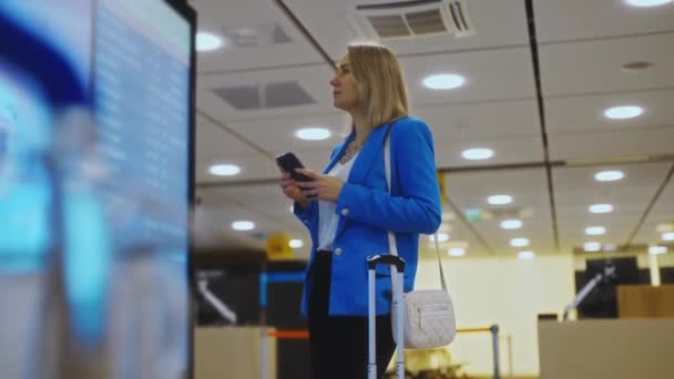 Woman Business Suit Checking Her Flight Airport — Stockvideo