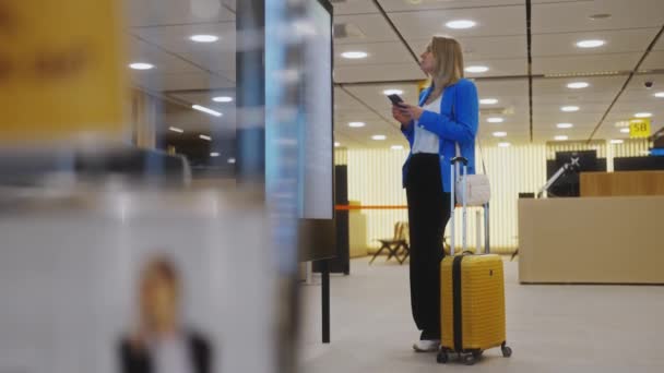 Woman Business Suit Checking Her Flight Airport — Video