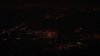 Gece şehri ve uçaktan sonraki sokaklar görünüyor..
