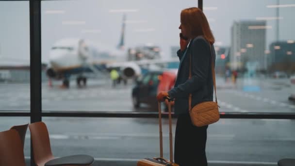 Γυναίκα Κοστούμι Εργασίας Περιμένει Την Αναχώρησή Της Στο Αεροδρόμιο — Αρχείο Βίντεο