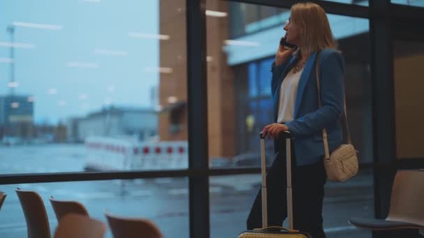 Elbiseli Kadın Havaalanında Ayrılışını Bekliyor — Stok video