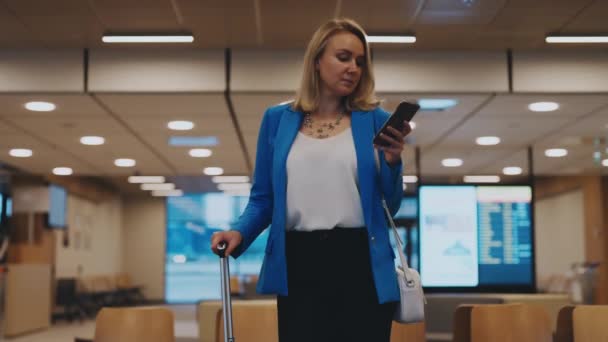 Woman Business Suit Waiting Her Departure Airport — Video