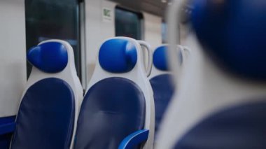 Çift katlı trenin iç görünümü.