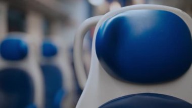 Çift katlı trenin iç görünümü.