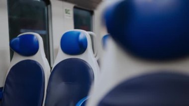 Çift katlı trenin iç görünümü.