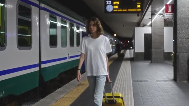 10代の女の子は電車に駅を歩く — ストック動画